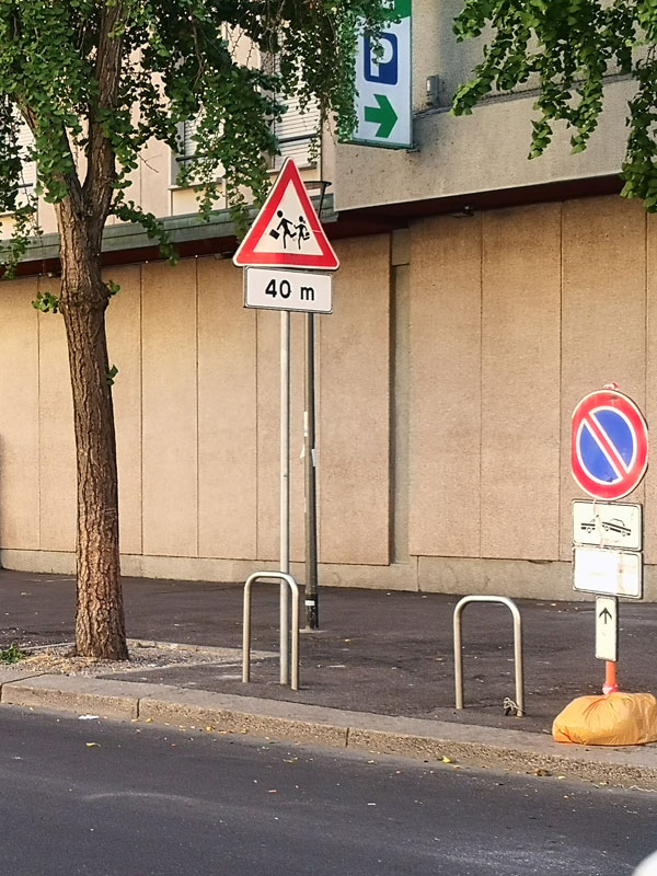Servizio di divieto di sosta temporaneo per agevolare scarichi durante ristruttu...