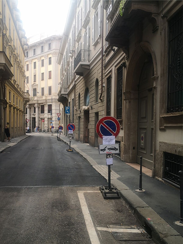 Soluzioni per la regolamentazione sicura del parcheggio dei veicoli. Segnaletica...