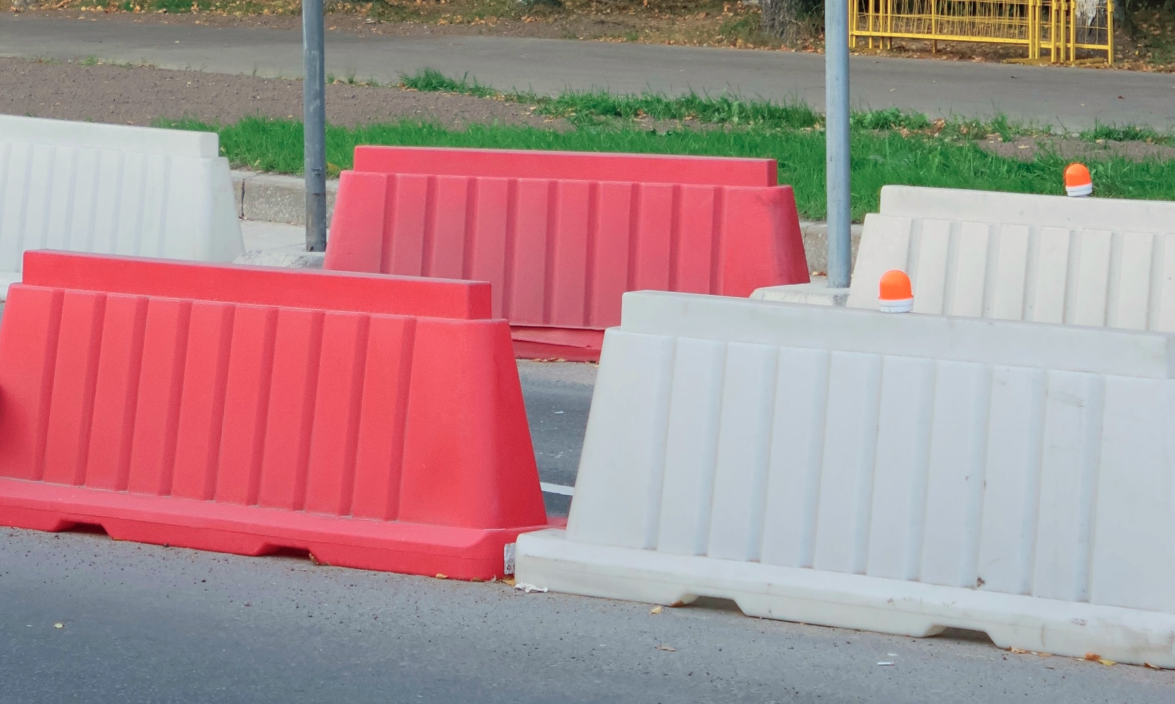 Foto - Barriere stradali New Jersey in plastica Noleggia barriere New Jersey in plastica con SOSTAMI: dispositivi di sicurezza m...